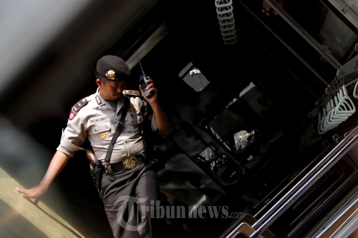 Kereta KRL Tabrak Truk Tangki BBM Pertamina