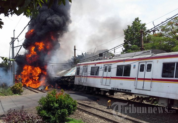 KRL Tabrak Truk Tangki BBM