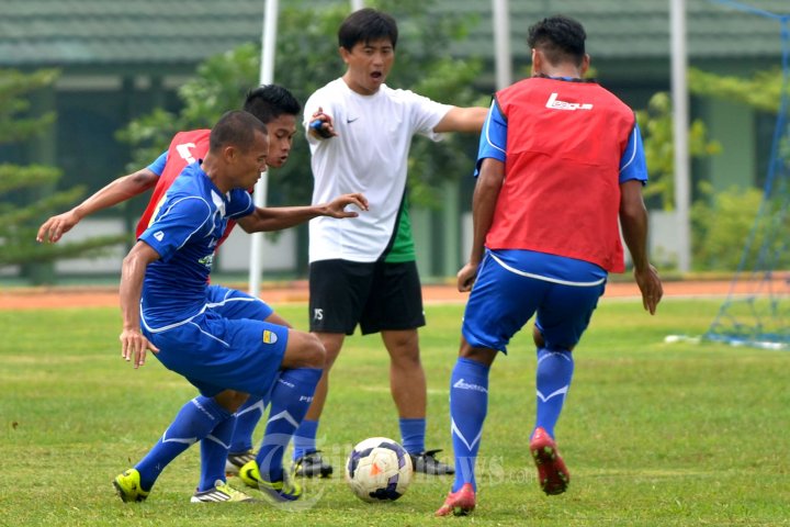 Supardi Nasir Berebut Bola Dengan Sigit Hermawan dan Abdul