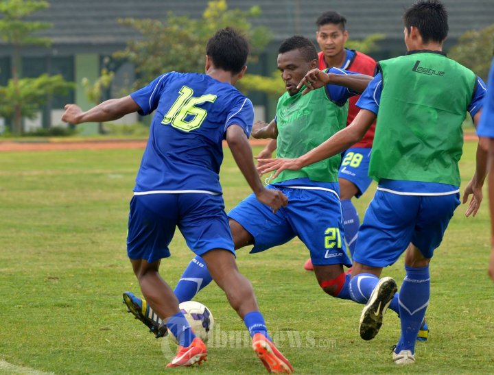 Coulibaly Djibril Berebut Bola Dengan Ahmad Jufriyanto