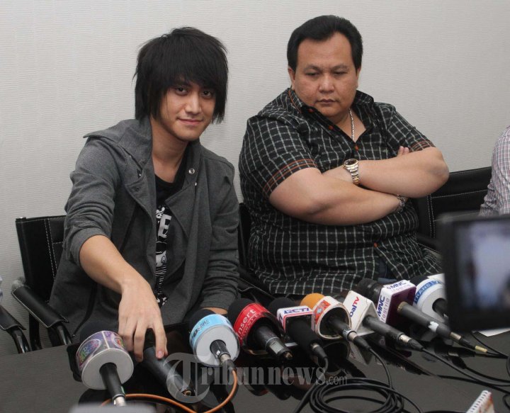 Kevin Aprilio Didampingi Kuasa Hukumnya Konpers