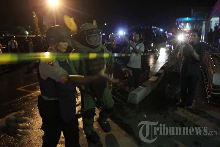 Simulasi Pengamanan Teror Bom Di Bandara Ahmad Yani