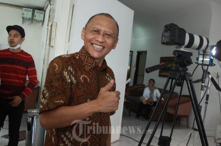 SAMBUT HARI IBU - Penyanyi pendatang baru Gabriel Harvianto, sedang mendapat pengarahan, saat pembuatan videoklip sebuah single lagu yang berjudul 