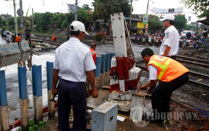 Peremajaan Perlintasan Kereta Api Bintaro