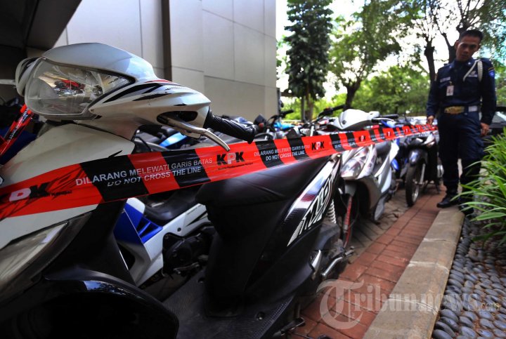KPK Sita Puluhan Motor Akil Mochtar