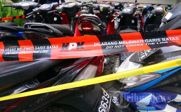 KPK Sita Puluhan Motor Akil Mochtar