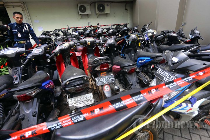 KPK Sita Puluhan Motor Akil Mochtar
