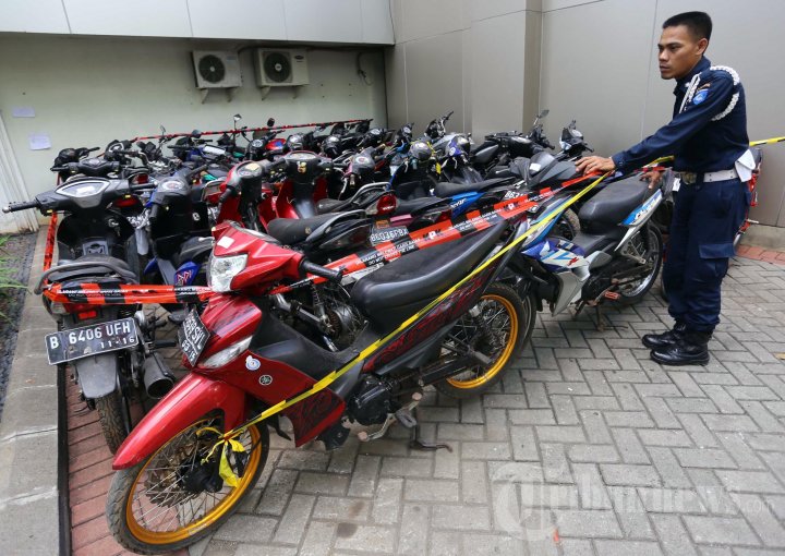 KPK Sita Puluhan Motor Akil Mochtar