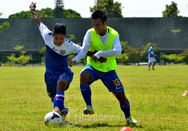 Sigit Hermawan dan Agun Pribadi Berebut Bola