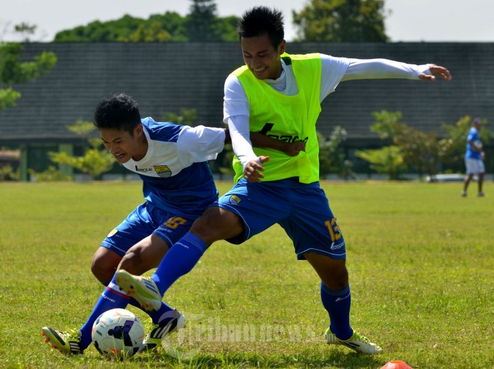 Sigit Hermawan dan Agun Pribadi Berebut Bola