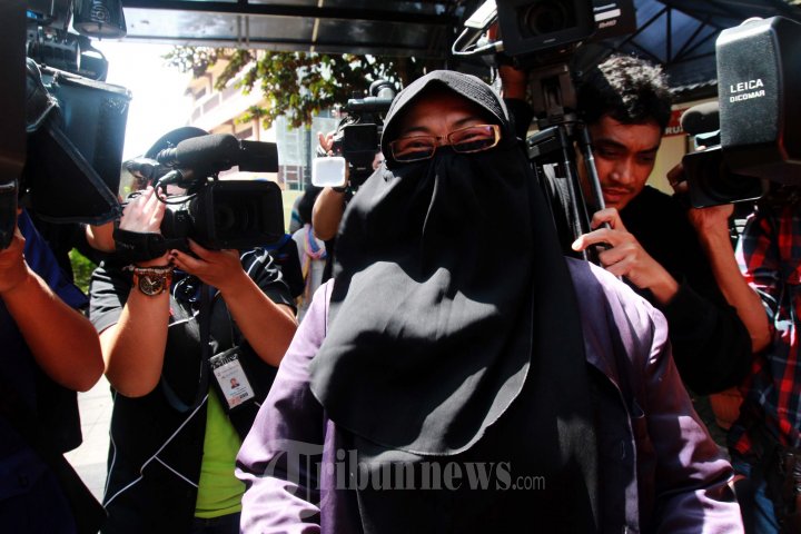 Keluarga Teroris Dayat Kacamata Datangi Kamar Jenazah