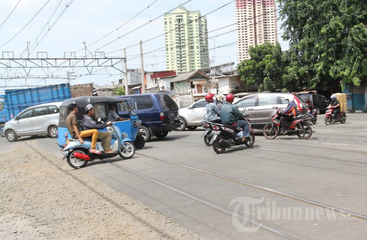 TKP Tabrakan KRL dengan Mobil Suzuki Ertiga