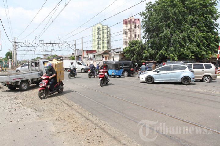 TKP Tabrakan KRL dengan Mobil Suzuki Ertiga