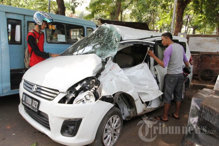 Mobil Suzuki Ertiga Ringsek Ditabrak KRL