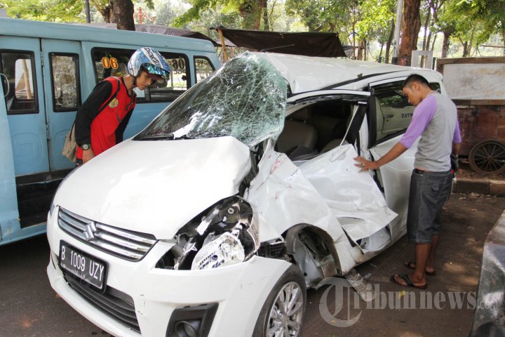 Mobil Suzuki Ertiga Ringsek Ditabrak KRL