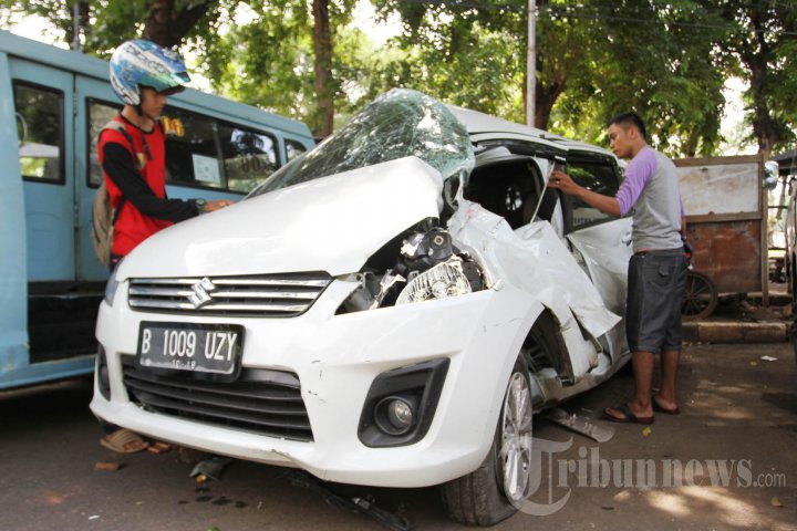 Mobil Suzuki Ertiga Ringsek Ditabrak KRL