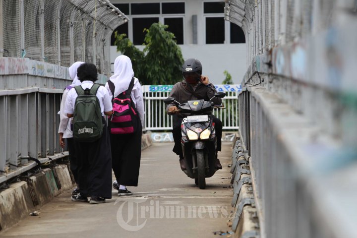 Pengendara Motor Nekad Melintasi JPO Slipi