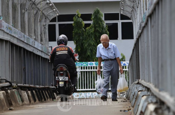 Pengendara Motor Nekad Melintasi JPO Slipi