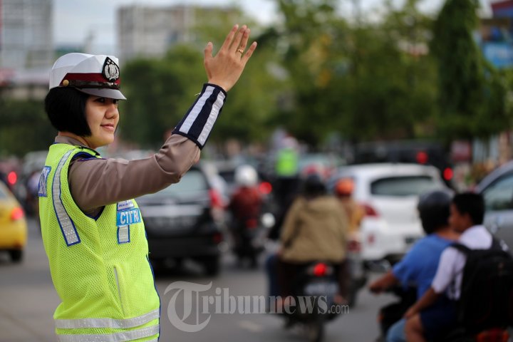 Petugas Polwan Sedang Mengatur Lalulintas