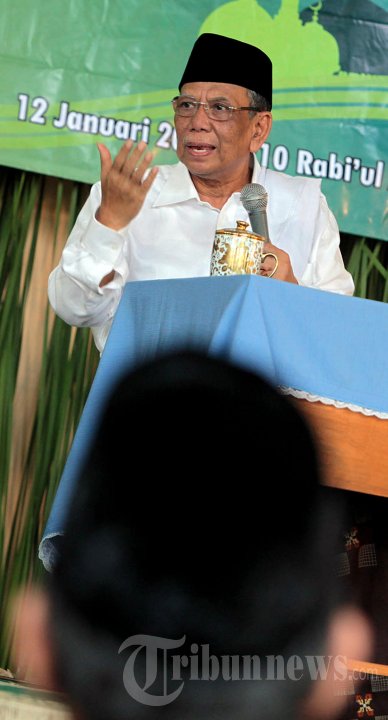 PERINGATI MAULID NABI - Rais Syuriah PBNU, KH Hasyim Muzadi menyampaikan ceramah dalam acara tabligh akbar memperingati Maulid Nabi Muhammad SAW di Pesantren Al Falah, Jalan Cisitu Baru, Kota Bandung, Minggu (12/1). Dalam ceramahnya yang mengambil tema 