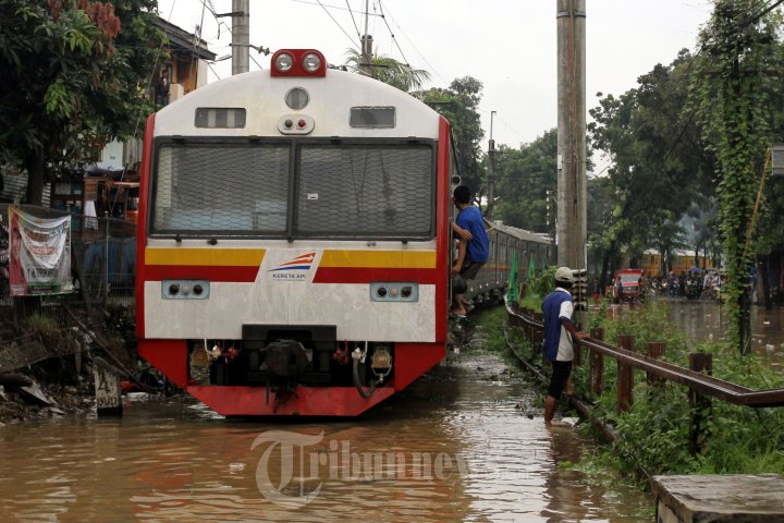 Kereta Api Tak Bisa Melintas Akibat Banjir di Bukit Duri