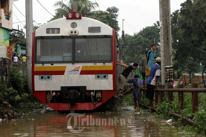 Kereta Api Tak Bisa Melintas Akibat Banjir di Bukit Duri