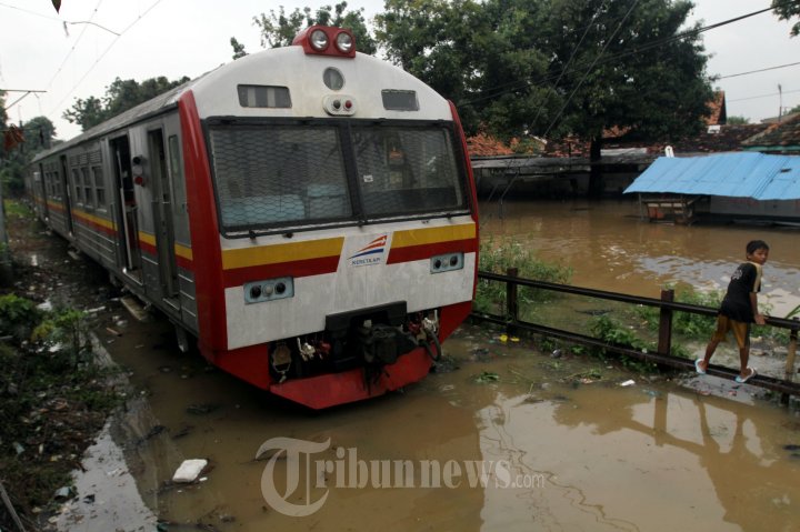 Kereta Api Tak Bisa Melintas Akibat Banjir di Bukit Duri