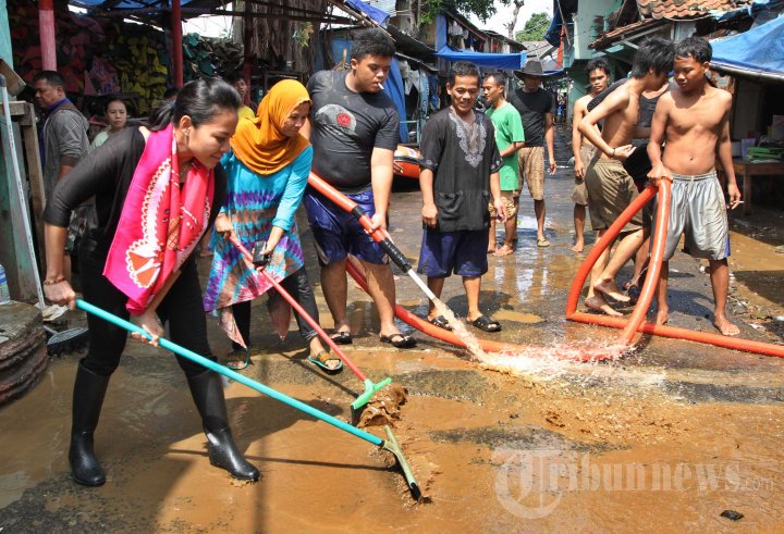 Caleg Nasdem Bantu Korban Banjir