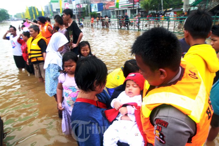 Brimob Evakuasi Korban Banjir Kampung Melayu
