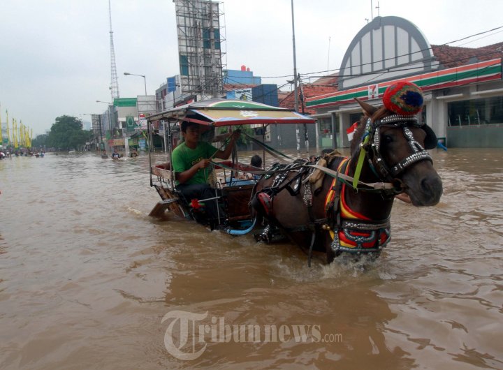 Delman Nekat Terabas Banjir di Kampung Melayu