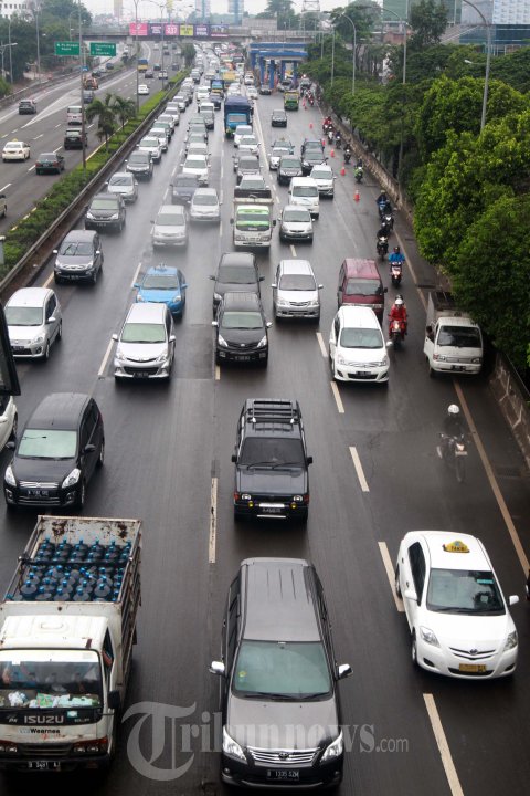 Akibat Banjir Motor Diperbolehkan Lewat Jalan Tol