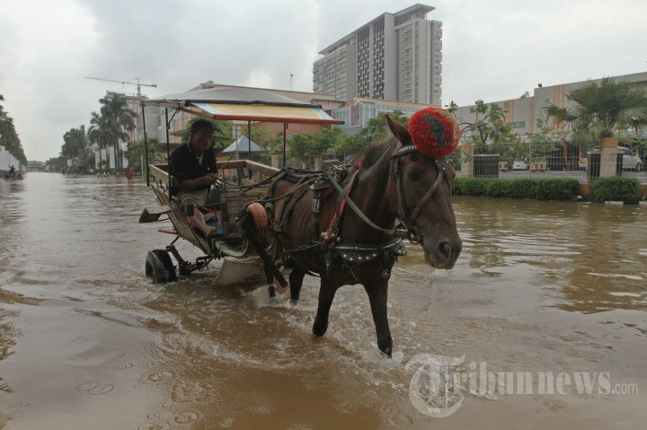 Banjir Rendam Jalan Boulevar Kelapa Gading