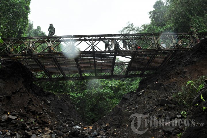 Bangun Jembatan Darurat di Jalan Raya Tomohon-Manado
