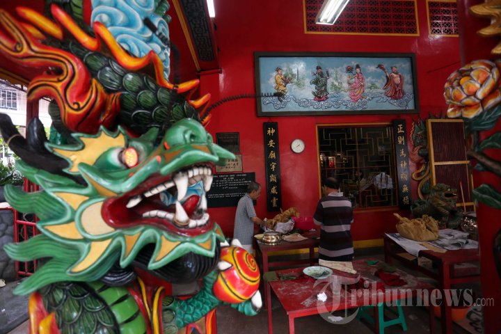 Bersihkan Vihara Amurva Bhumi Jelang Imlek
