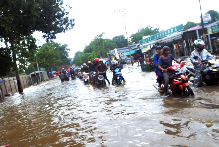Banjir Pasar Cipulir Jalan Raya Ciledug