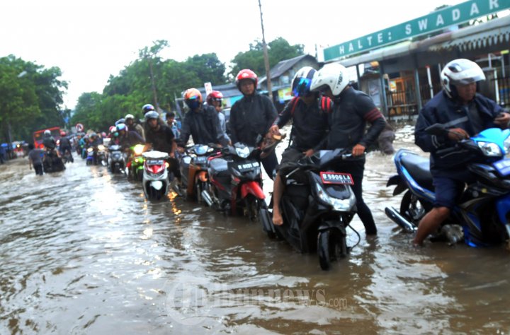 Banjir Pasar Cipulir Jalan Raya Ciledug