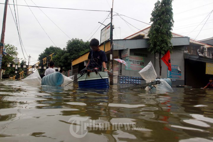 Banjir Pulo Raya Genangi Perumahan Elit