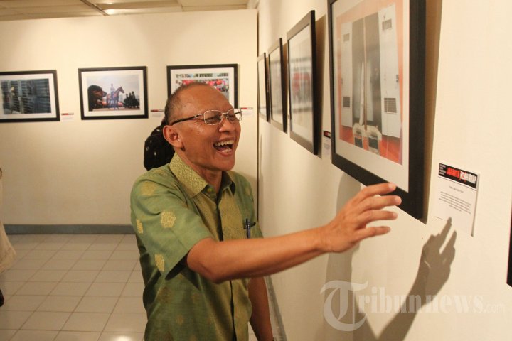 Salah satu kandidat Calon Presiden pada konvensi Partai Demokrat yang juga mantan Kepala Staf Angkatan Darat (KSAD) Pramono Edhie Wibowo mengunjungi Jakarta Photojournalist Fest 2014 yang bertemakan 'Jakarta Berharap' di Taman Ismail Marzuki, Jakarta Pusat, Minggu (9/2/2014). Pameran yang diselenggarakan Pewarta Foto Indonesia Jakarta (PFIJ) menampilkan 120 karya dari 79 pewarta foto dari berbagai media dalam rangka memperingati Hari Pers Nasional 2014. 