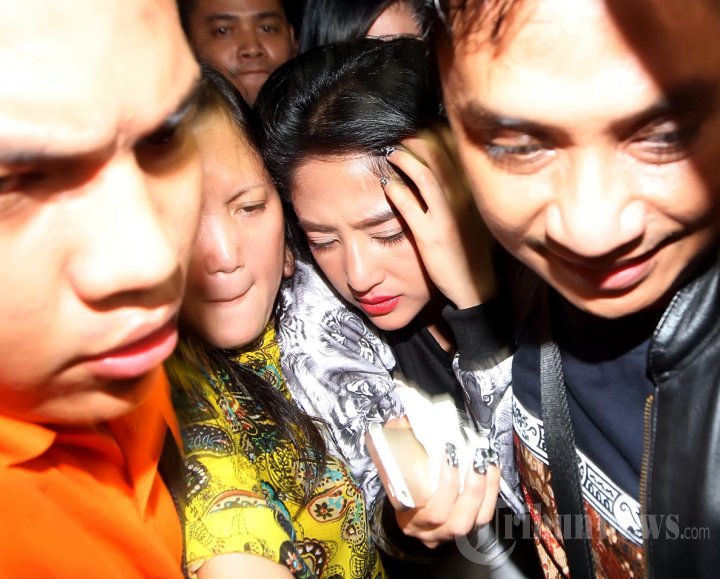Dewi Perssik Tiba di Rutan Pondok Bambu