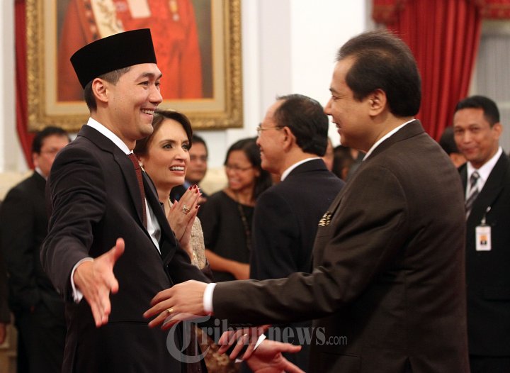 Muhammad Lutfi Berjabat Tangan Dengan Chairul Tanjung