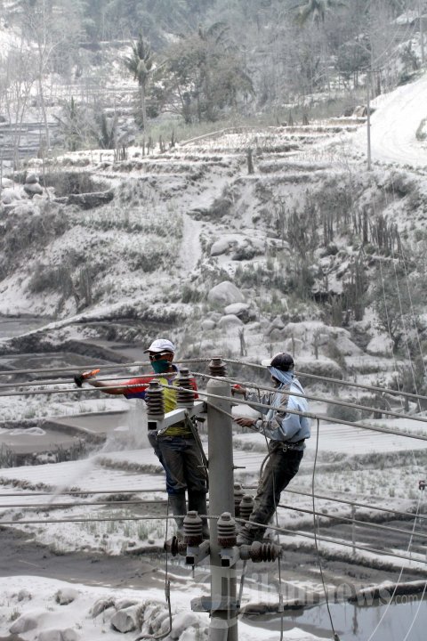 Perbaikan Jaringan Listrik Dampak Bencana Gunung Kelud