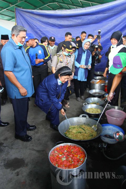SBY Tinjau Pengungsi Letusan Gunung Kelud di Pujon
