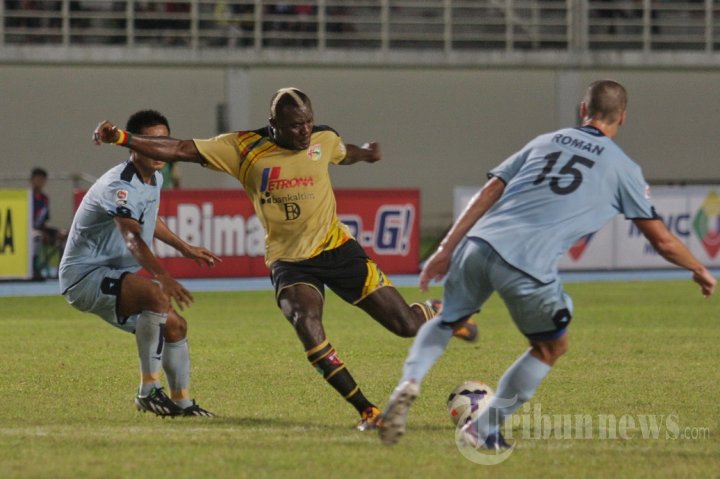 Mitra Kukar Herman Dzumafo vs Persela