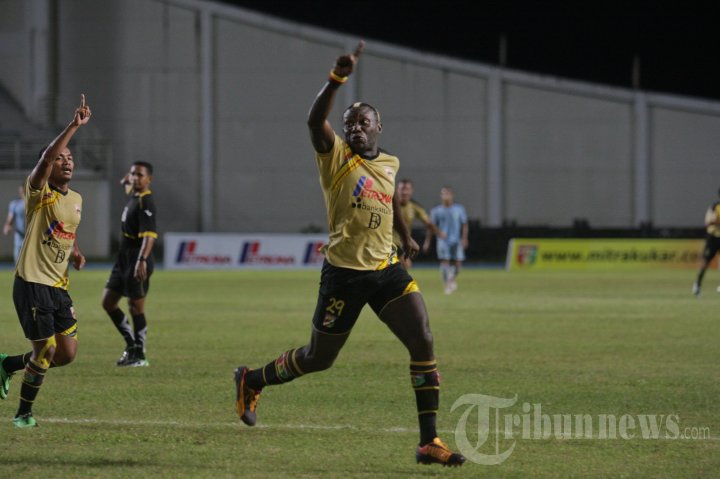 Mitra Kukar Herman Dzumafo Selebrasi Gol vs Persela
