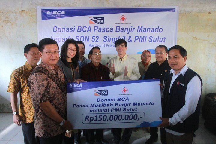 20140224_124655_bca-serahkan-bantuan-untuk-pemulihan-pasca-banjir-manado.jpg