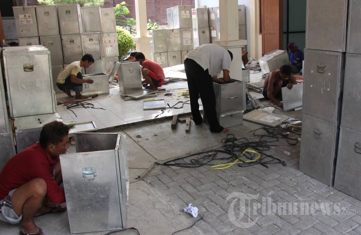Perakitan Kotak Suara Pemilu 2014
