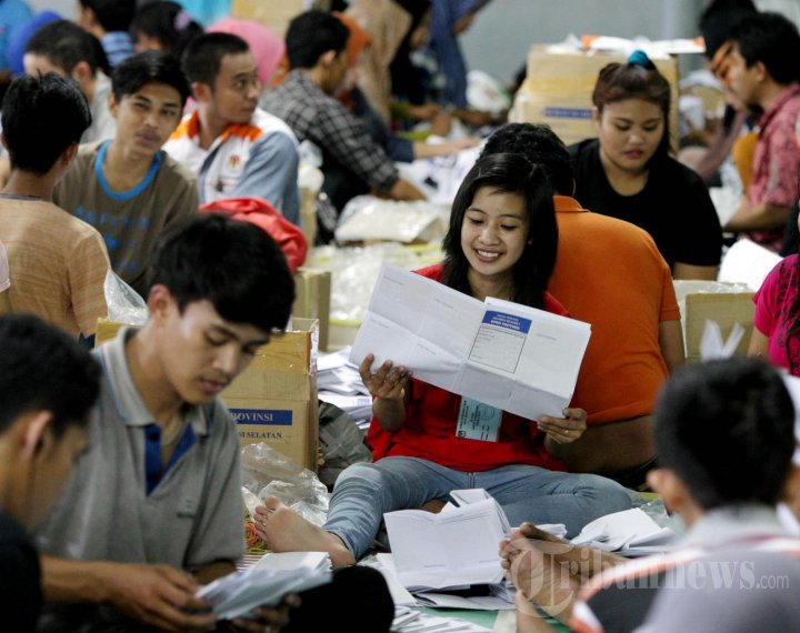 Memeriksa Kertas Suara Pemilu di Makassar