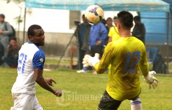 Dibril Coulibaly Sundul Bola