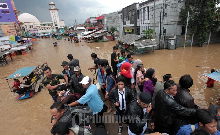 Warga Naik Truk Angkutan Kodam III Siliwangi