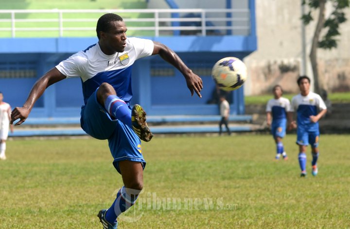 Coulibaby Djibril Berusaha Kontrol Bola